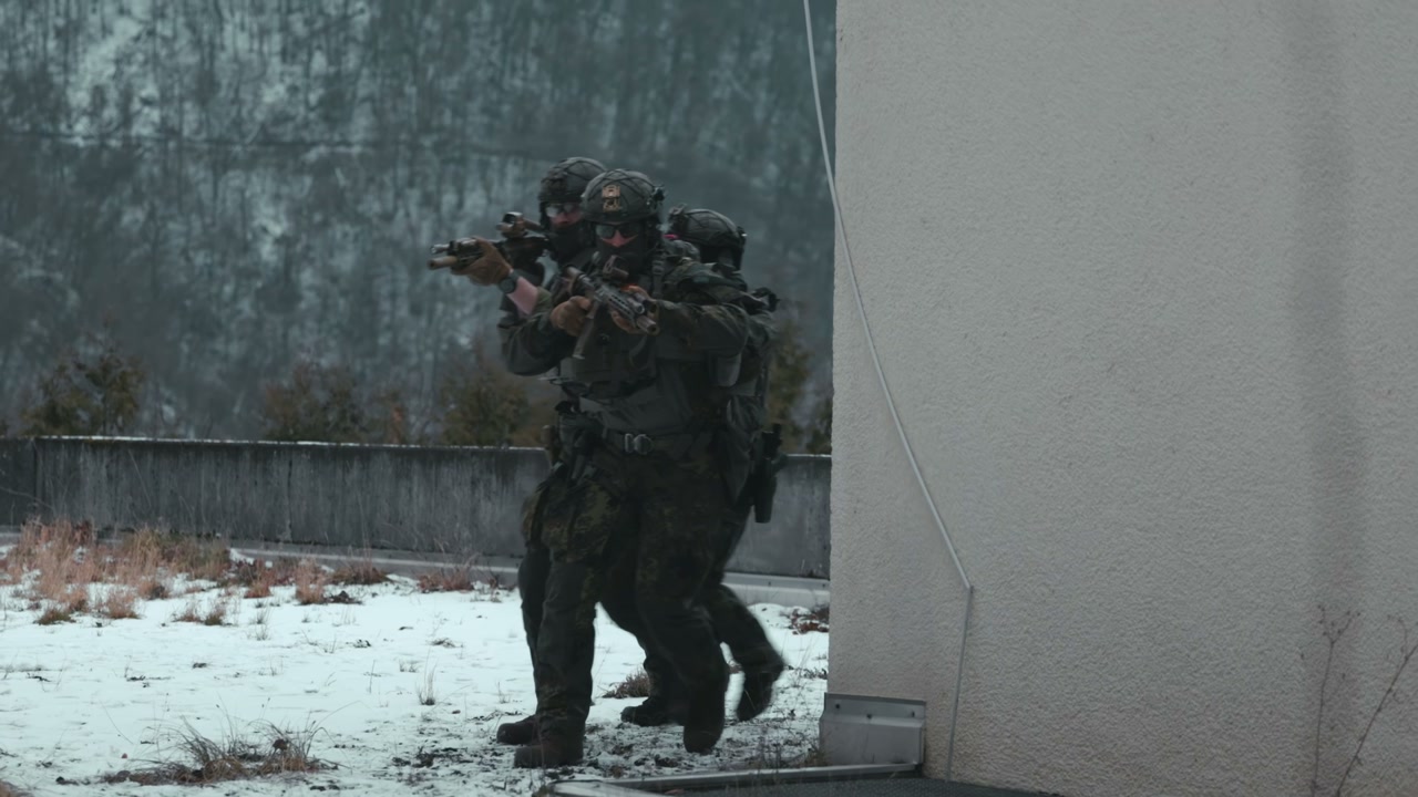 Schöffel TEC — Tactical operators in winter scenario